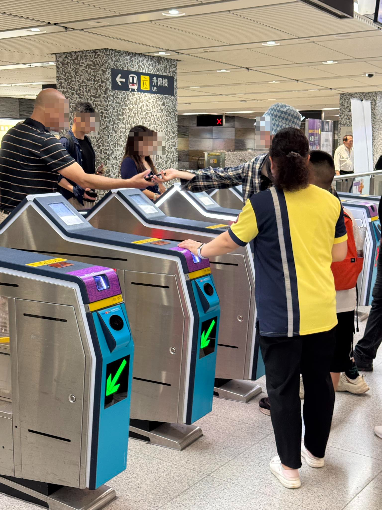 逃票｜一家四口疑港鐵「1人付款4人入閘」　終被女職員斷正後續係咁
