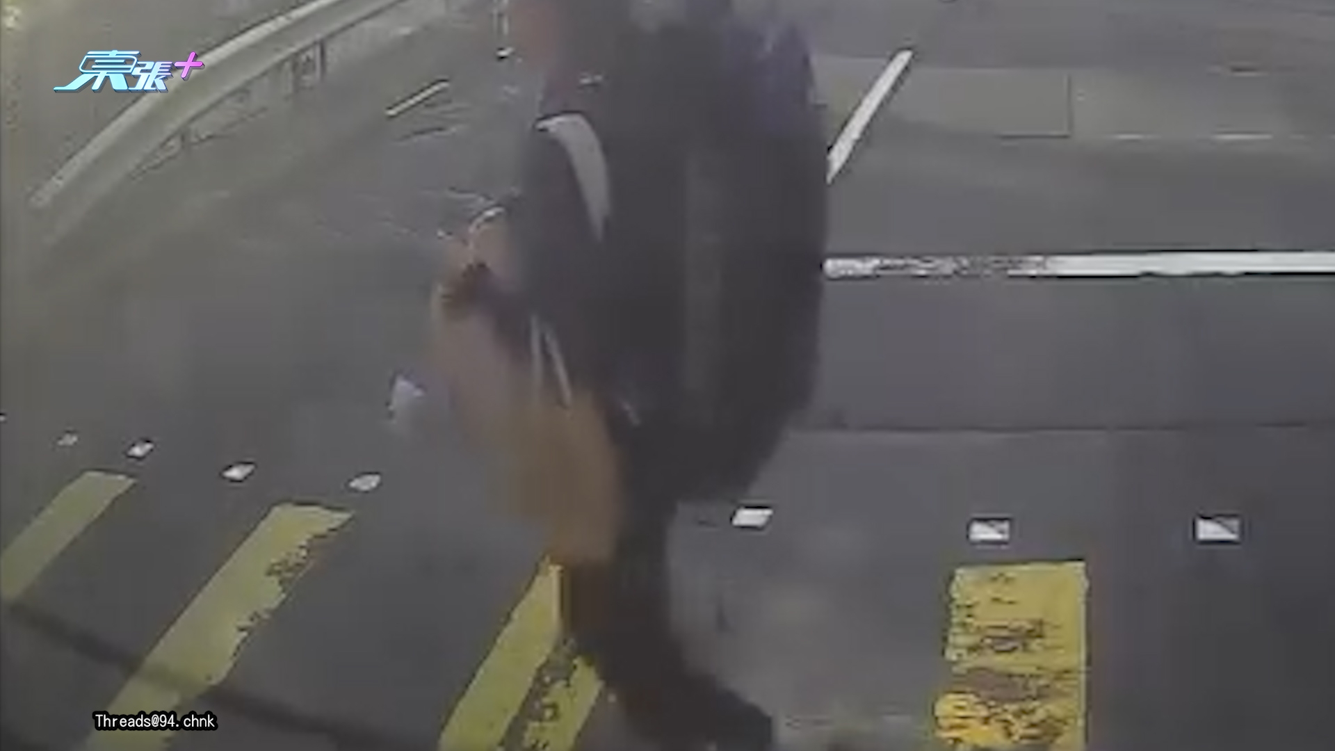 車Cam直擊｜鴨脷洲利東邨的士疑衝燈　13歲學生妹過馬路被撞飛 (Threads@94.chnk)