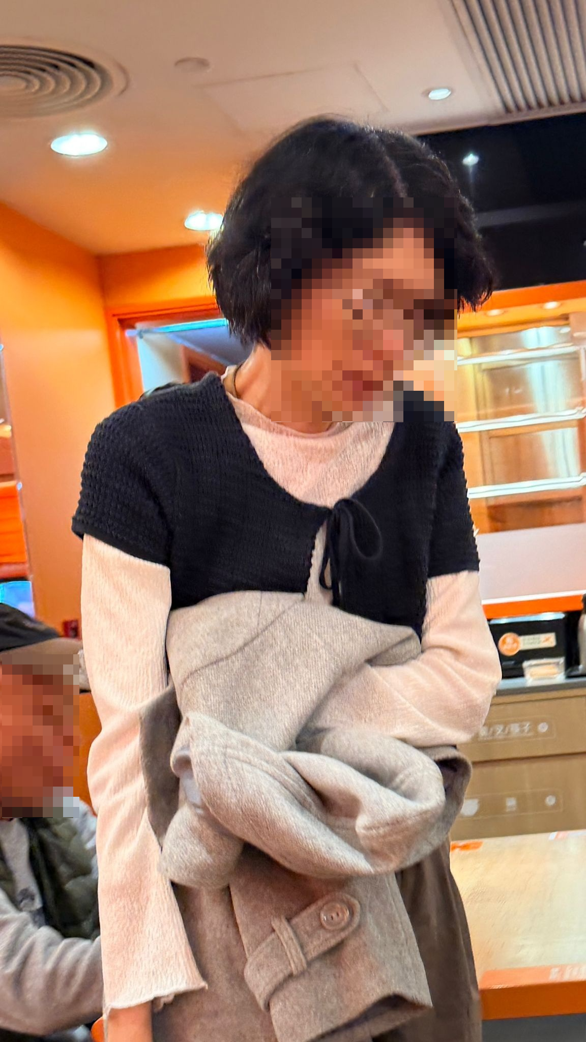 戴著眼鏡的疑似偷袋賊形跡可疑，閃縮地抱著一件淺灰色大衣。（Threads圖片／jwon_g8）