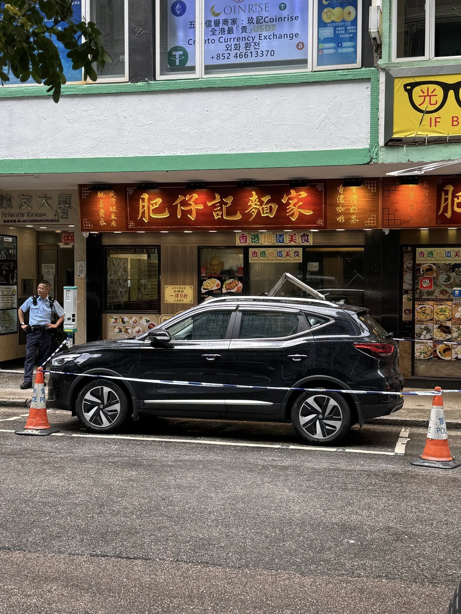 尖沙咀打風前「天降飛窗」擲中私家車　網民笑稱：九月飛窗或有重大冤情