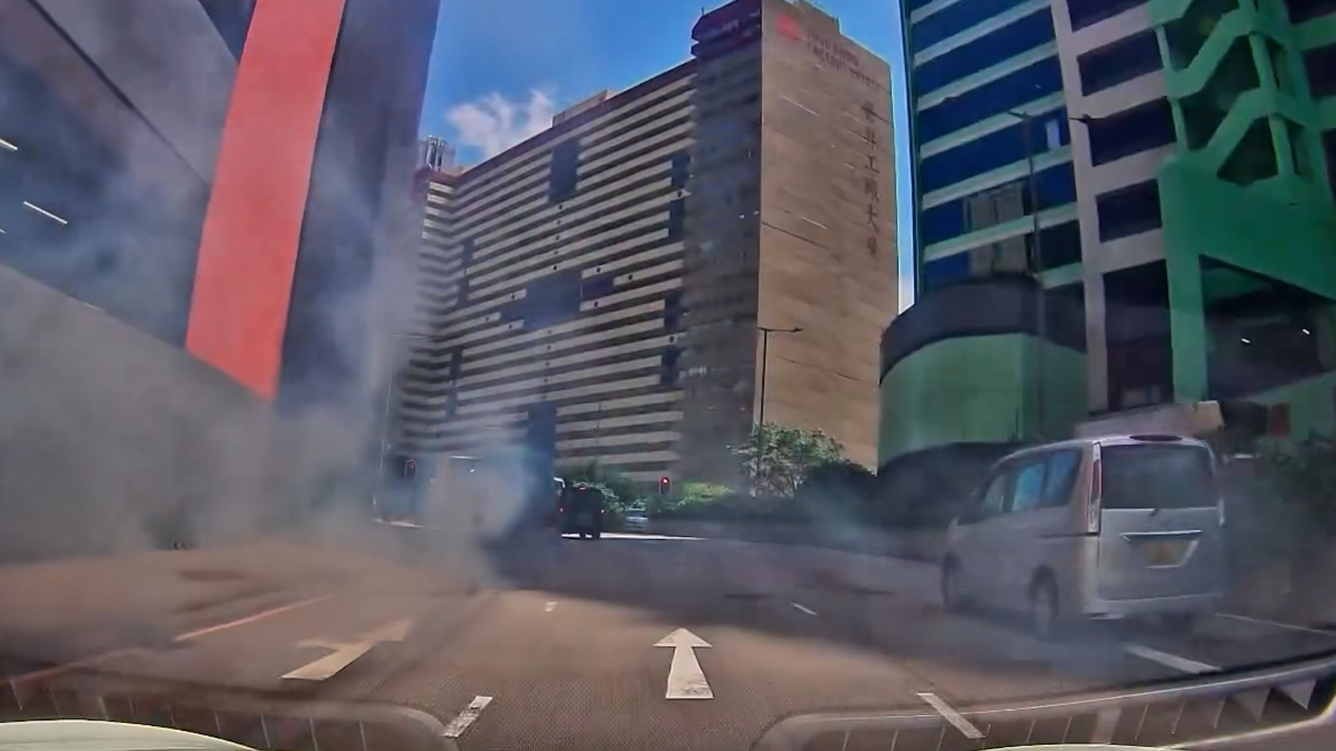車Cam直擊｜葵涌專線小巴引擎冒濃濃黑煙　片主笑稱進入「夢幻仙境」 （Threads＠hkparkingl）