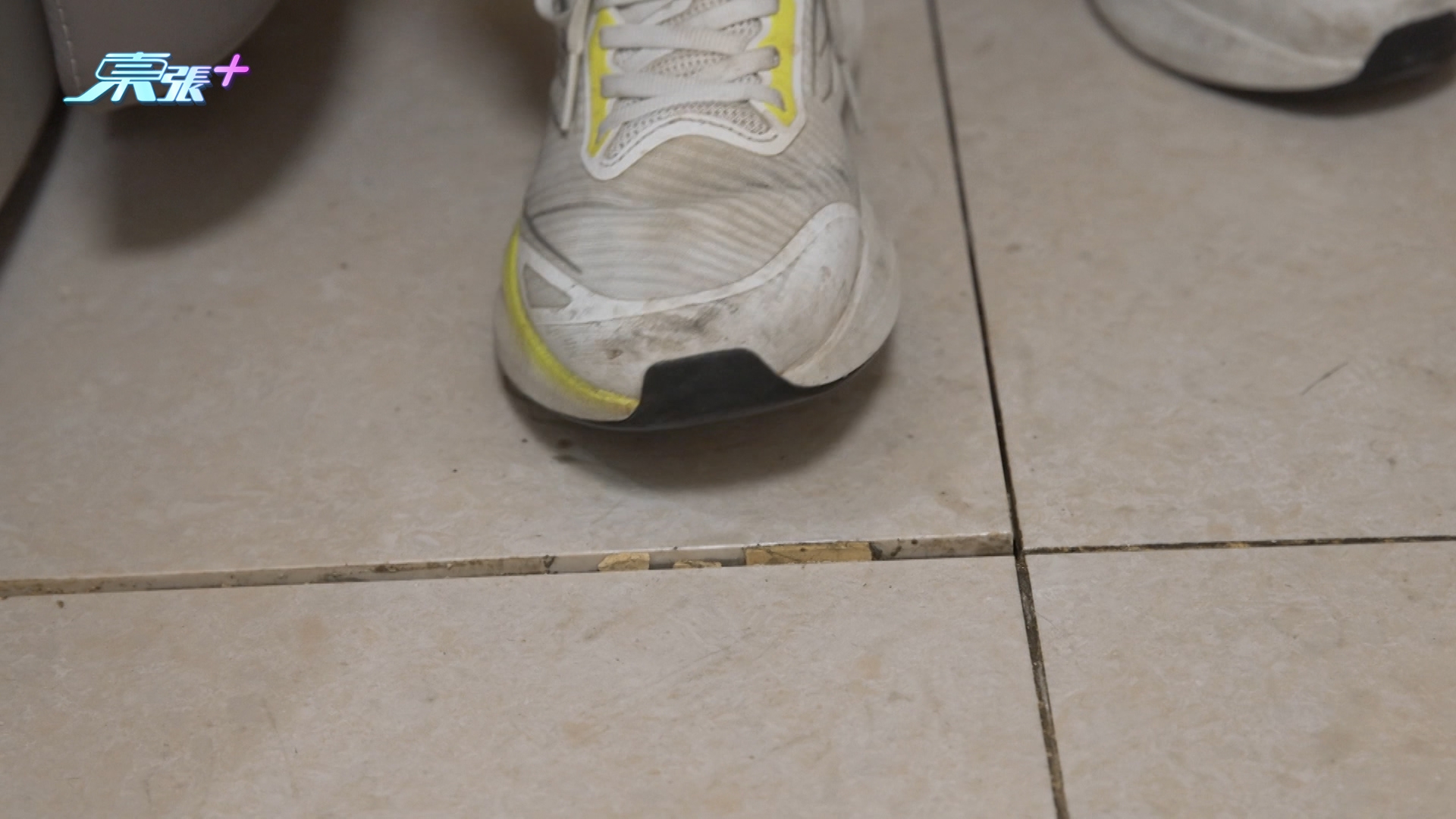 有住戶向《東張西望》報料，形容家中「好似落雨」，天花大面積剝落、地板濕到翹起，走廊更出現積水，安全情況令人憂慮。