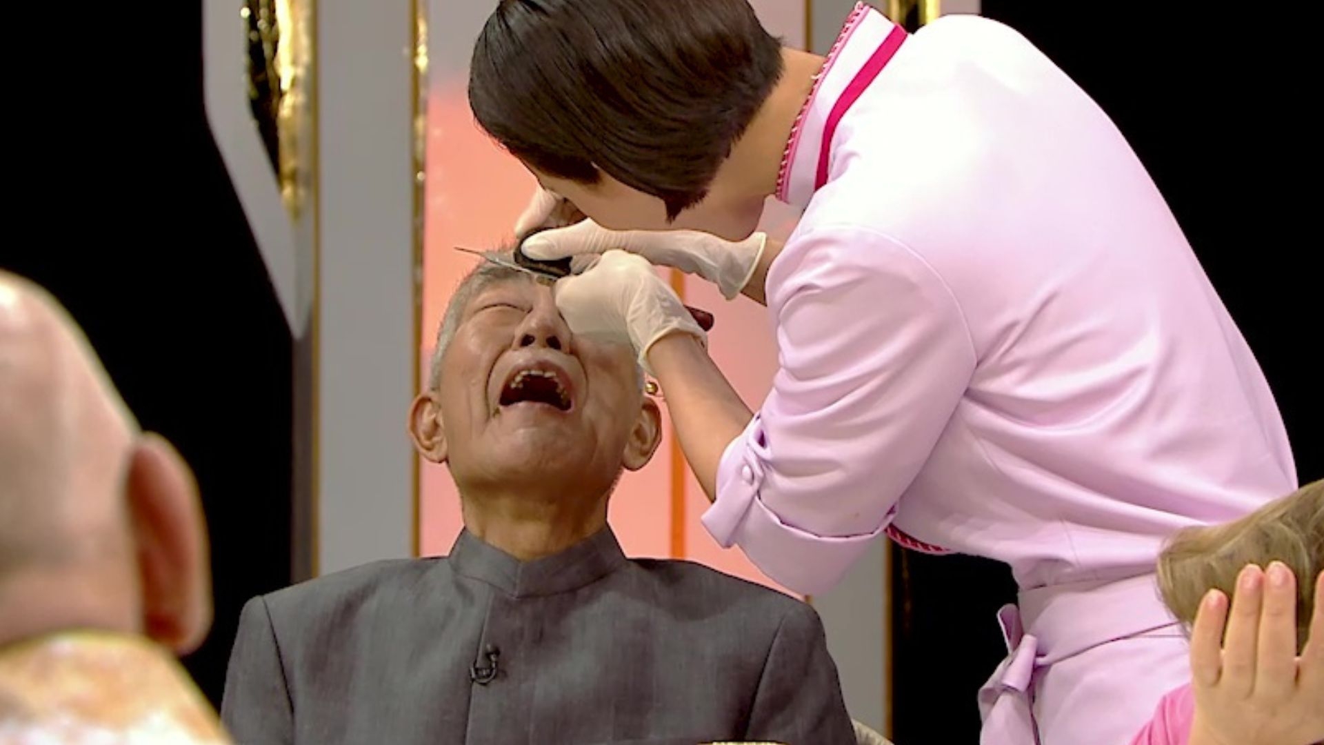 Amanda餵周中食松露。