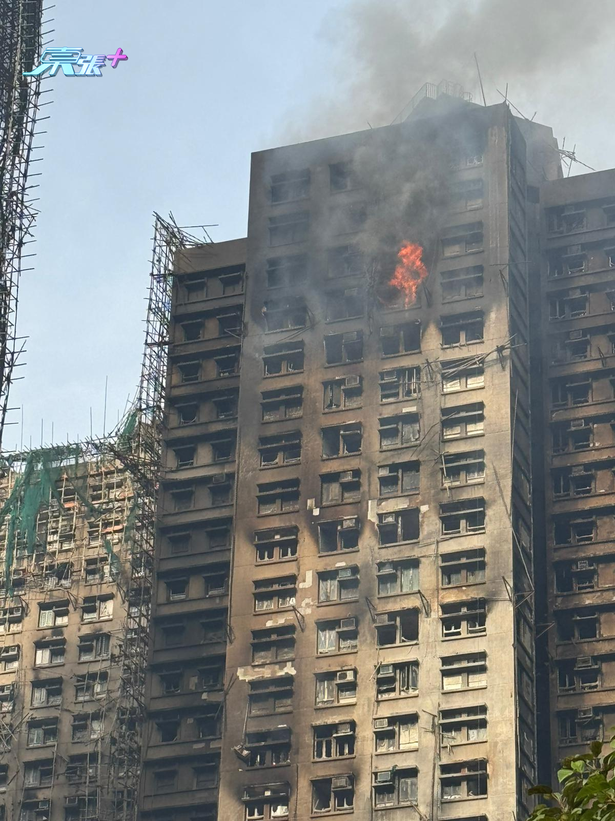 大埔宏福苑五級火｜《東張+》現場直擊仍有單位火光熊熊。(東張+記者攝)