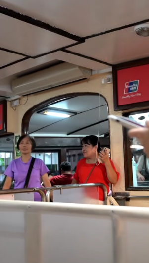 大媽天星小輪拉線插船頂「偷電」煲電話粥　畫面曝光惹網民熱議