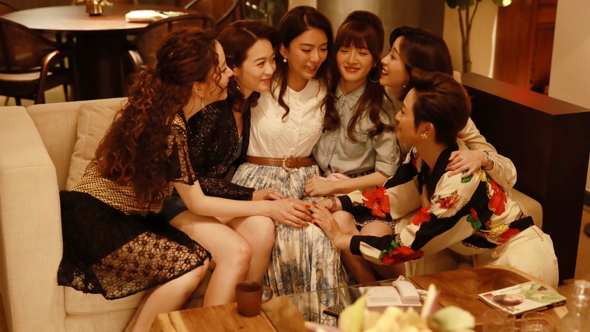 陳法蓉飾演霸氣媽媽生，佢嘅身材仲係Keep得好好。