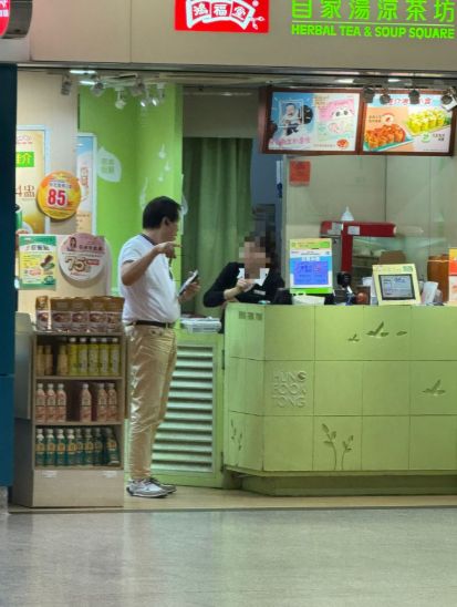 大叔向鴻福堂店員表明會員身份原來為「這樣」