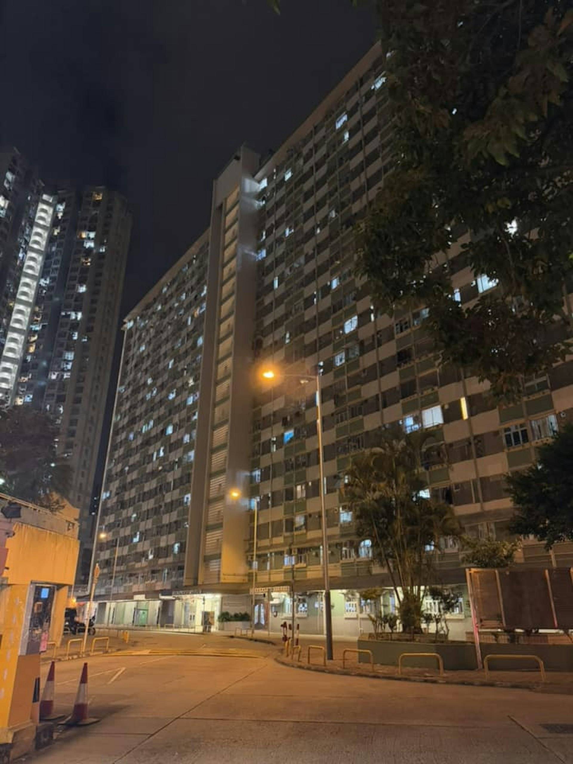 大窩口邨女子高空擲物「掟摺凳車仔落街」。(FB@荃灣 大窩口邨 葵涌邨)