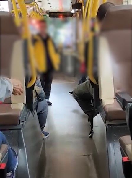 有片｜巴士阿叔大鬧車廂稱要「等埋老婆」　乘客鼓譟　結局最終居然這樣！