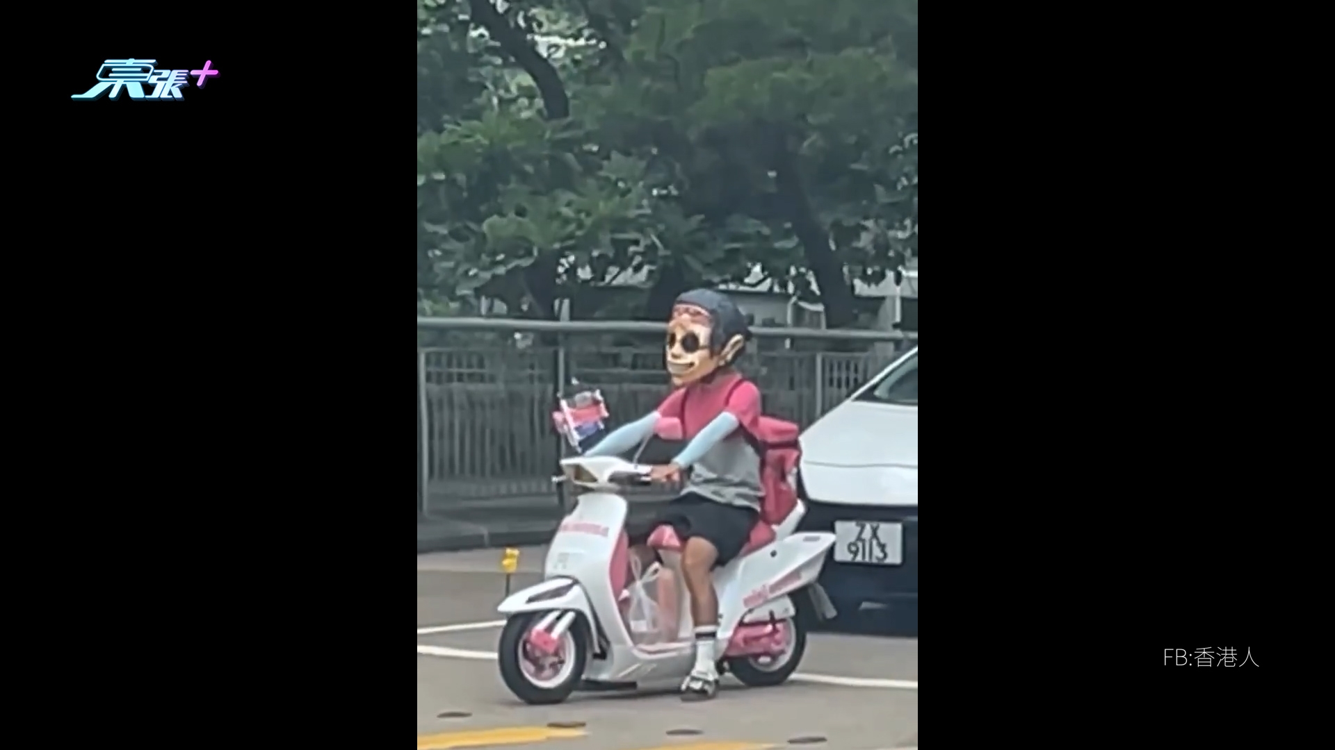 香港鐵騎士戴公仔電單車頭盔惹熱議　網民質疑頭盔不合法