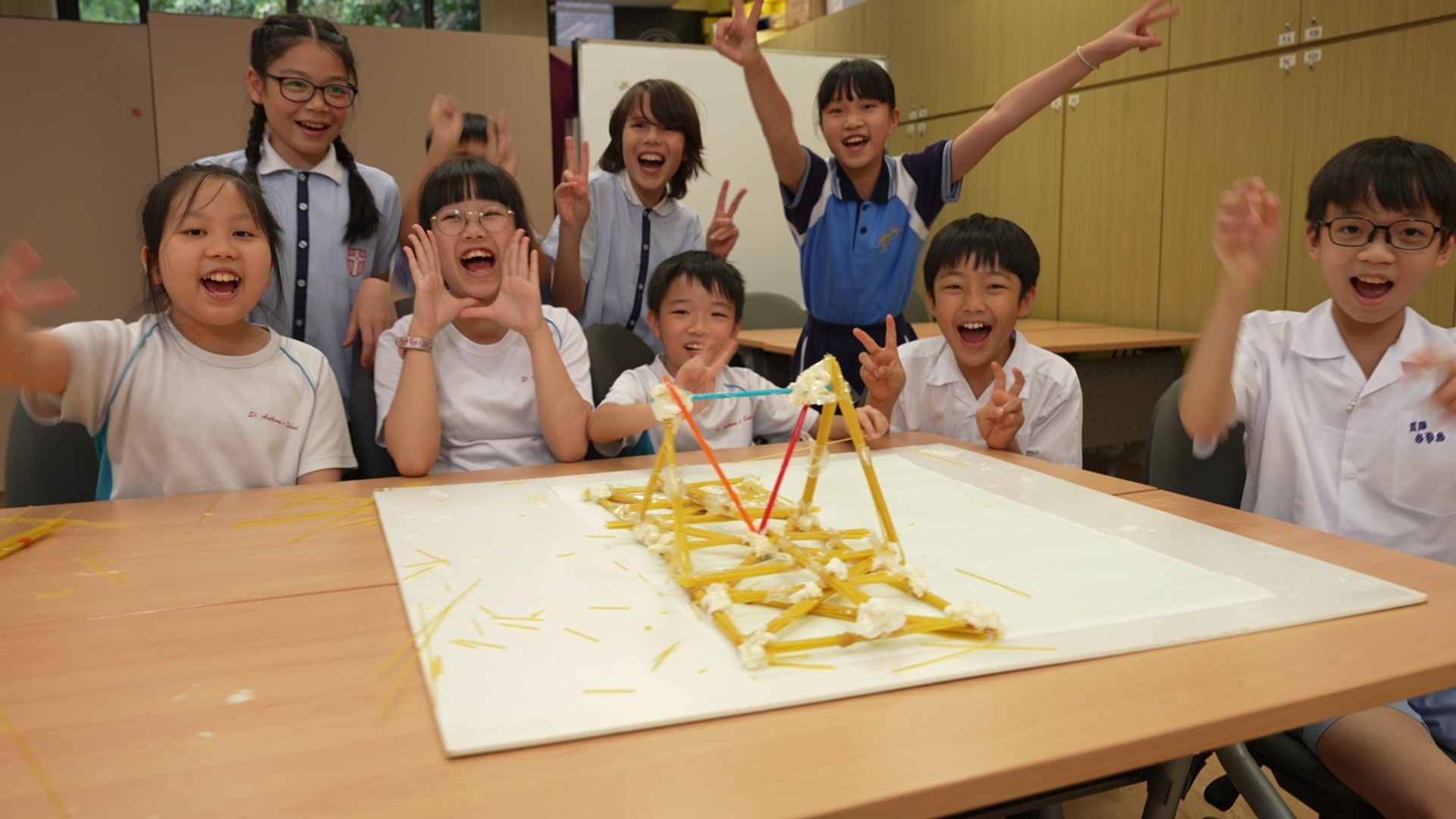 五人同小學生對戰砌意粉橋。