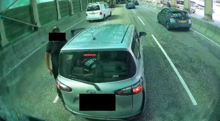 車Cam直擊｜屯門公路私家車突停駛「閘大車」　疑不服氣路中心落車