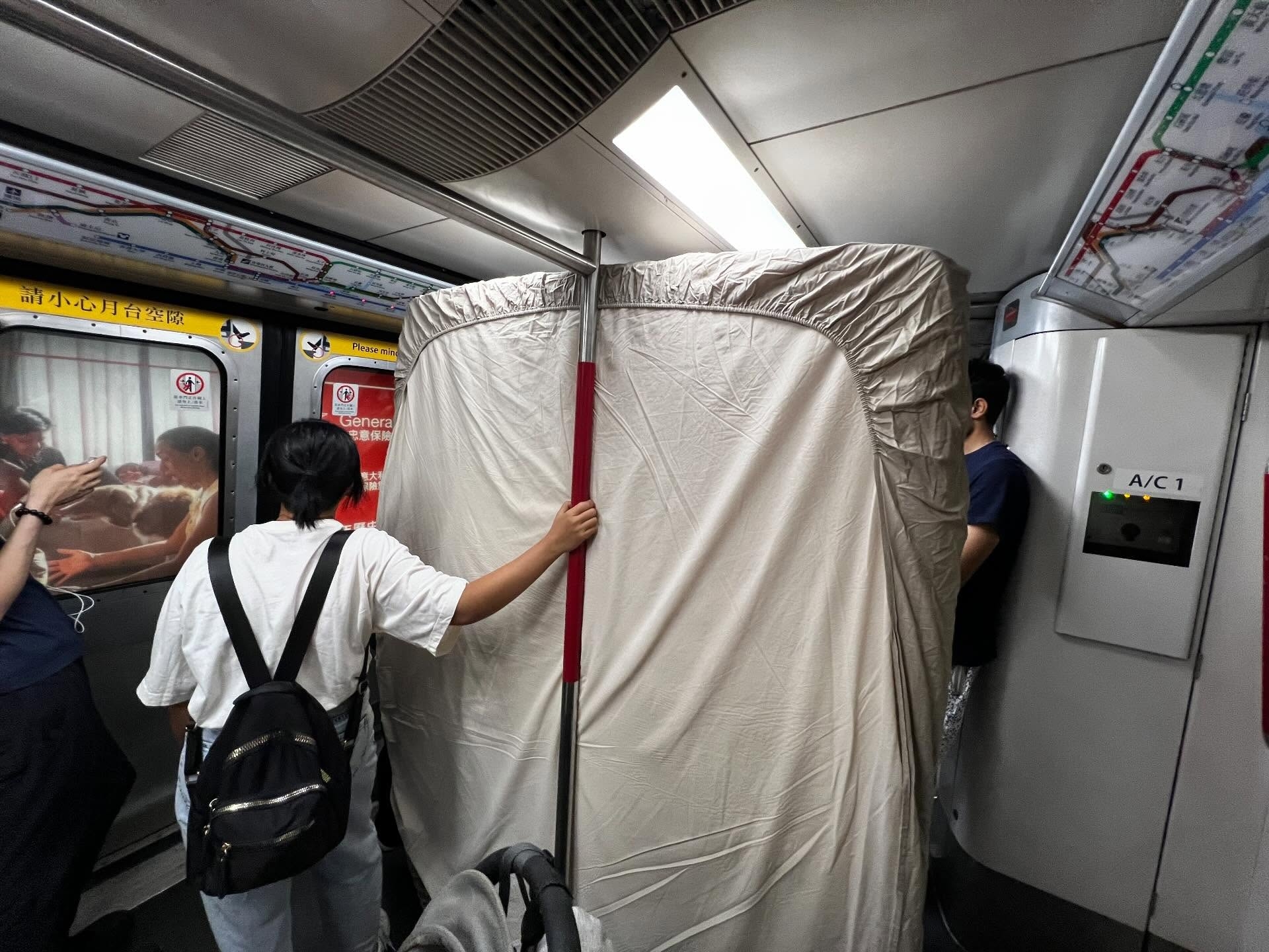 港鐵再變運貨車　灣仔站乘客抬床褥入車廂　網民：入到閘呢下先勁