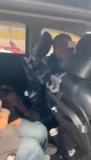 有片｜的士司機不滿被搶客舌戰網約車司機