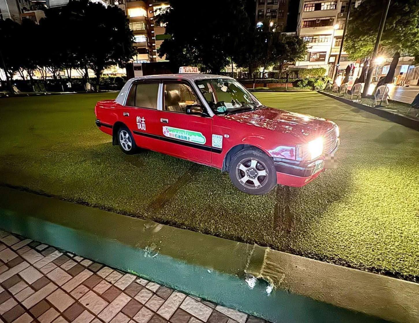 事發後的士停泊在紀利華木球會的草坪上，而草坪上留有多條汽車駛過輪胎痕。（Facebook圖片／車cam L（香港群組）／Akakin Li）