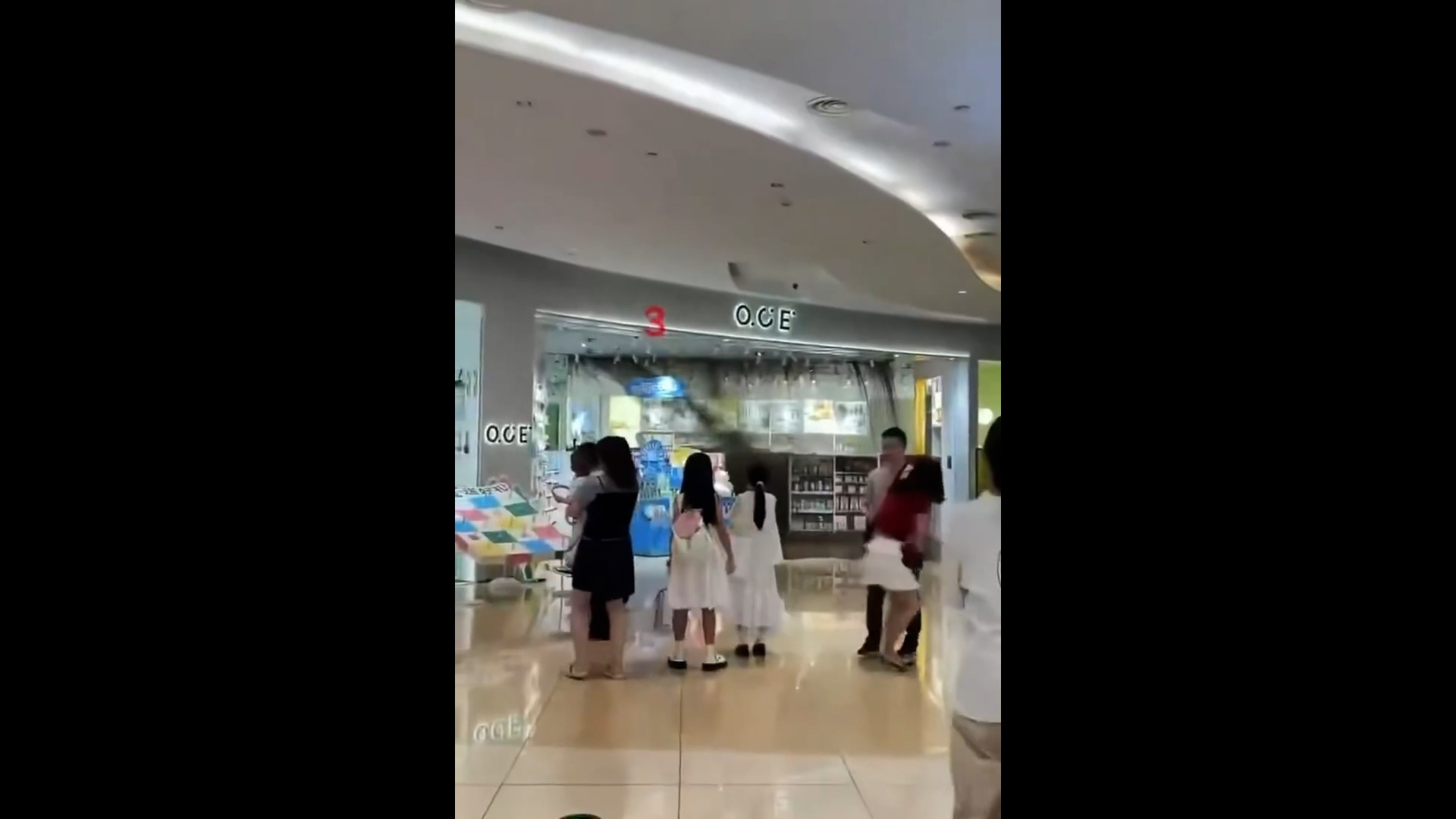 成都金楠天街一間商場頂部有管道破裂，大量黑色液體如瀑布般從天花板噴射而出