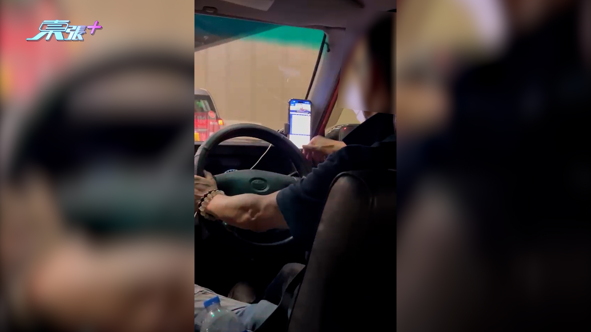 東張西望報料｜的士司機邊揸邊賭馬？全程睇賠率落注　乘客嚇震：差啲出事 （觀眾余先生報料）