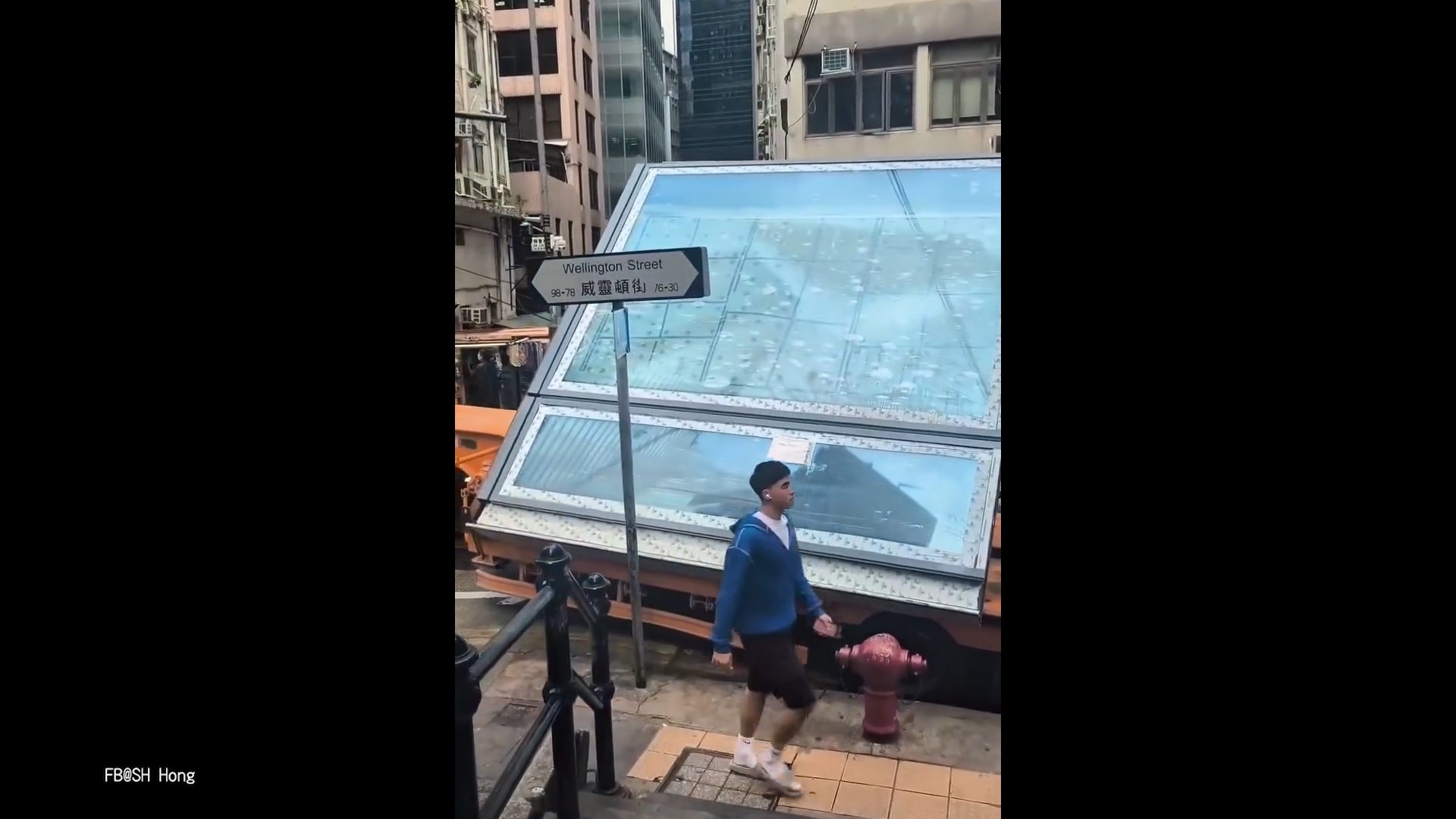 中環大車入窄路撞歪路牌惹街坊拍照　網民嘲變「全新打卡景點」