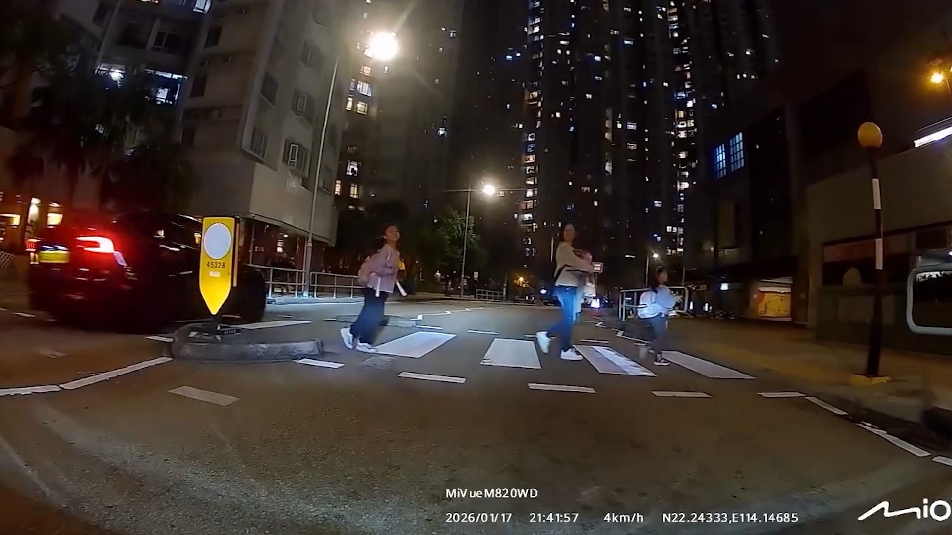 車Cam直擊｜細路過斑馬線「鞠躬多謝」再揮手　司機讚有愛：終於遇到