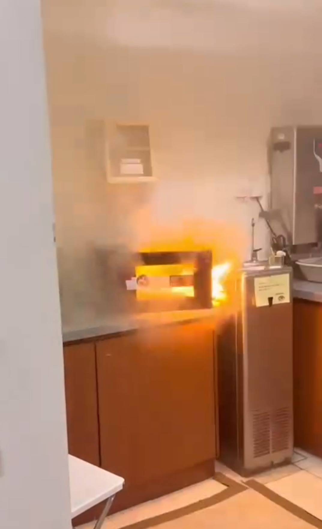 網傳中大宿生誤放錫紙入微波致爆炸　觸發煙霧感應火警鐘一度疏散