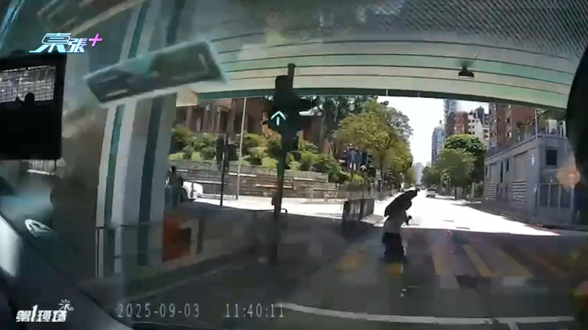 車Cam直擊｜九龍塘工人姐姐亂拖細路過馬路險被撞　網民：真係亂嚟