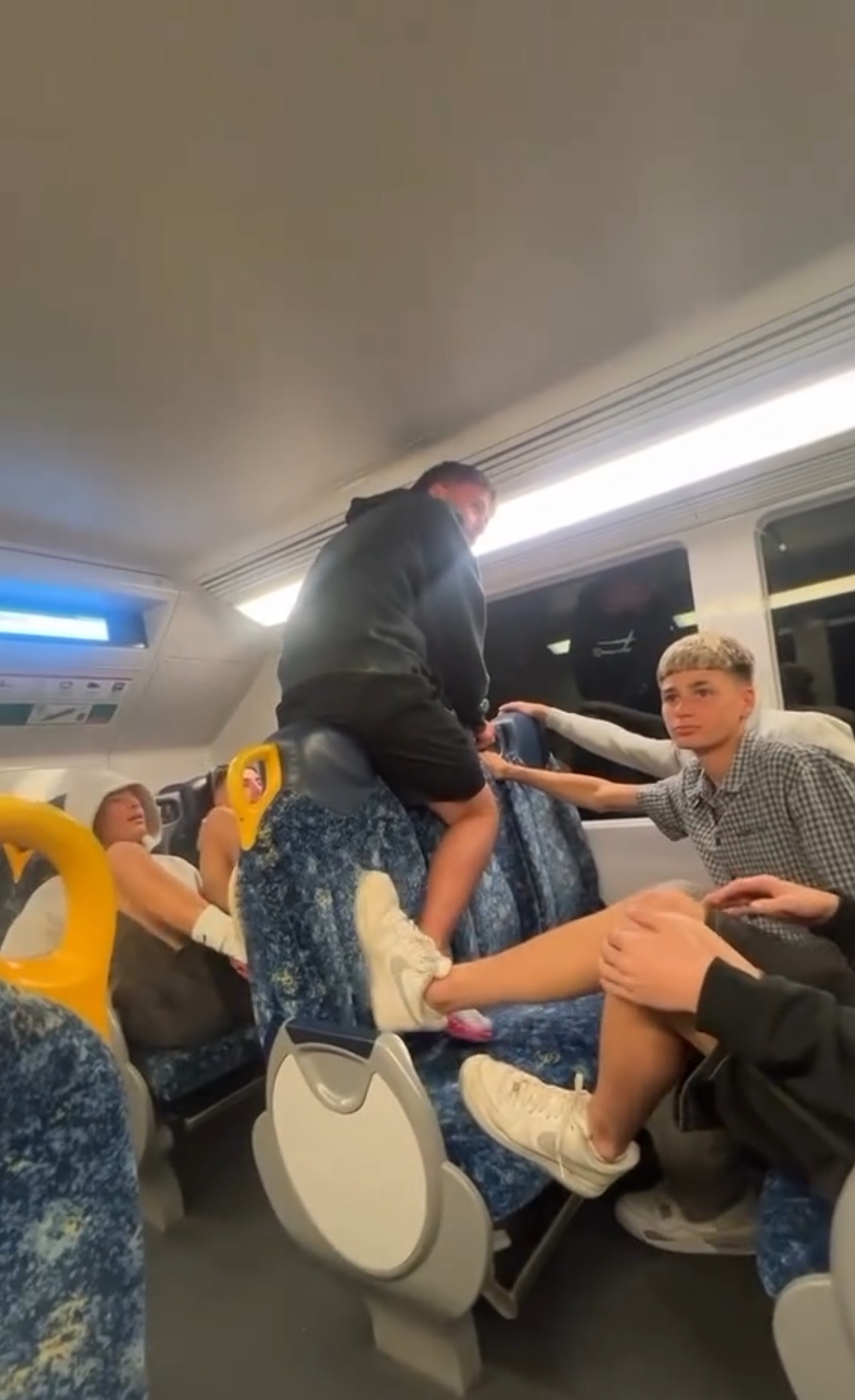 他們以腳頂住椅背、大力搖動，甚至有人直接坐在椅背上，場面如同遊樂場。