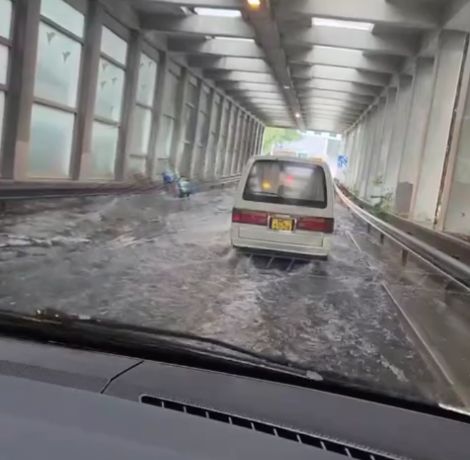 黃雨下多區水浸　荃錦交匯處水深及膝工人忙清理