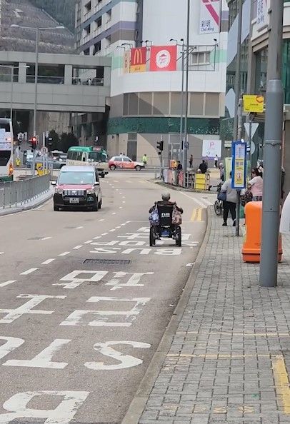 有片｜將軍澳老婦揸電動輪椅馬路逆線奔馳