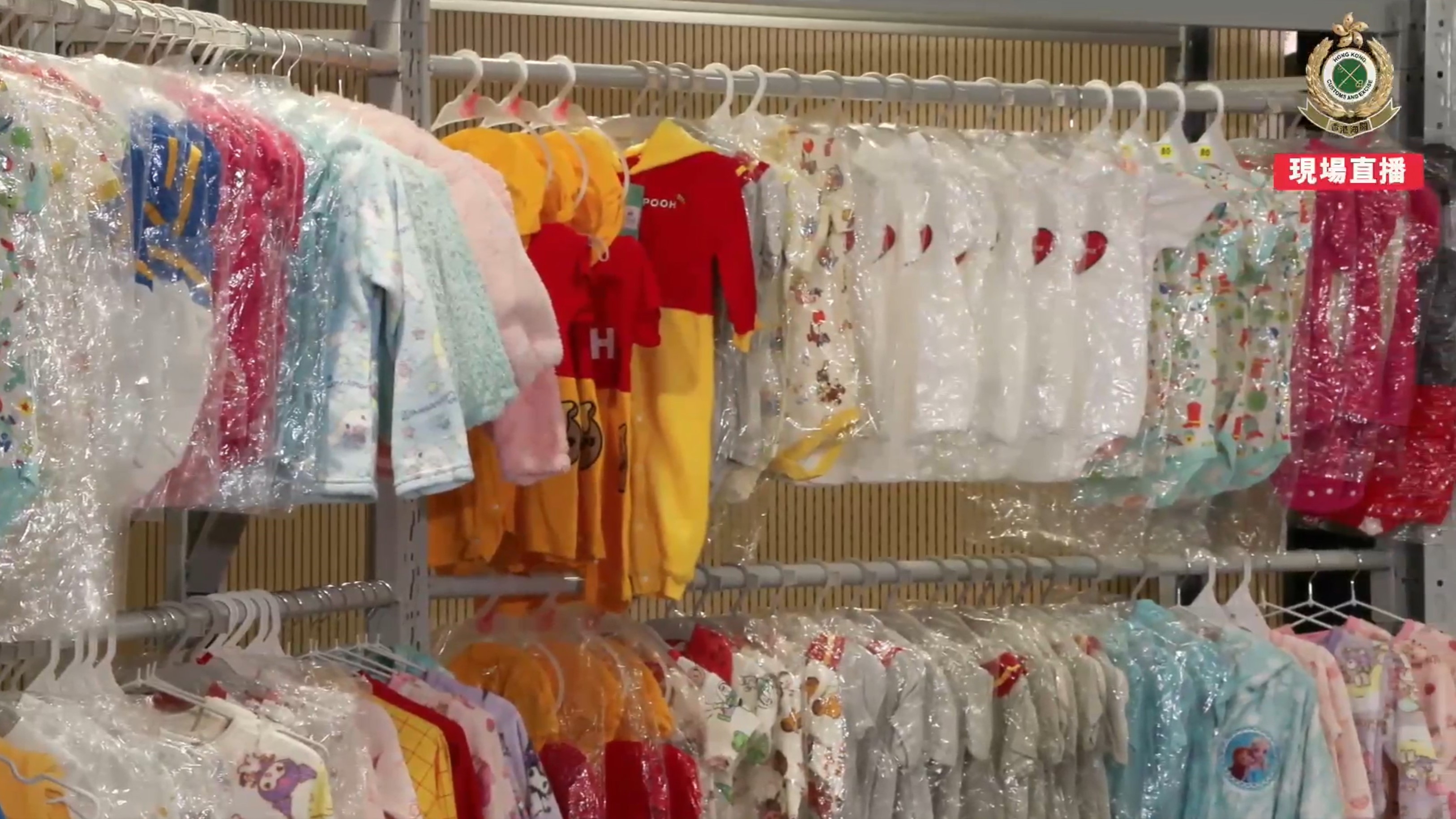 海關突擊搜查位於屯門工廠大廈的冒牌物品儲存倉庫，檢獲約4300件懷疑冒牌物品。（海關Facebook直播截圖）