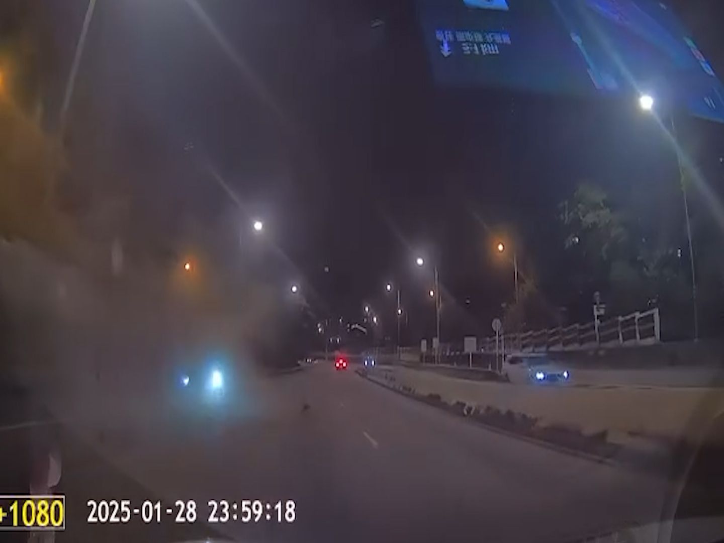 呈祥道私家車影線位切線失敗，鏟石壆再連打關斗四輪朝天