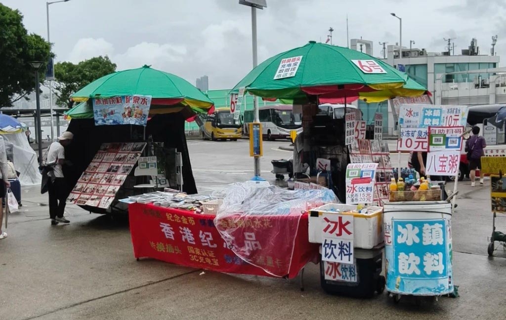 東張西望報料｜金紫荊廣場變「內地夜市」全場簡體字攤檔　八寶粥紀念品通通有