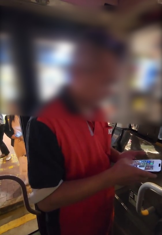 九巴上層女乘客遲落樓梯與司機爆衝突　車長奇招反擊「齊齊被困10分鐘」