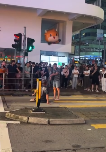 尖沙咀的士司機VS碰瓷黨　男子「詐死」躺路中心司機勁勞氣