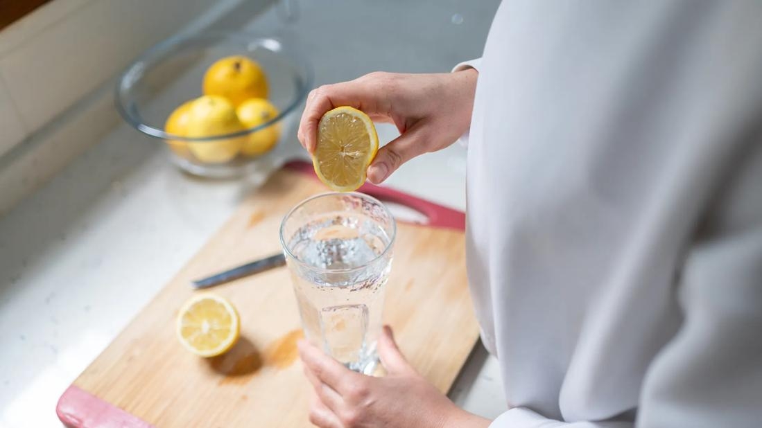 What Are the Benefits of Drinking Lemon Water?