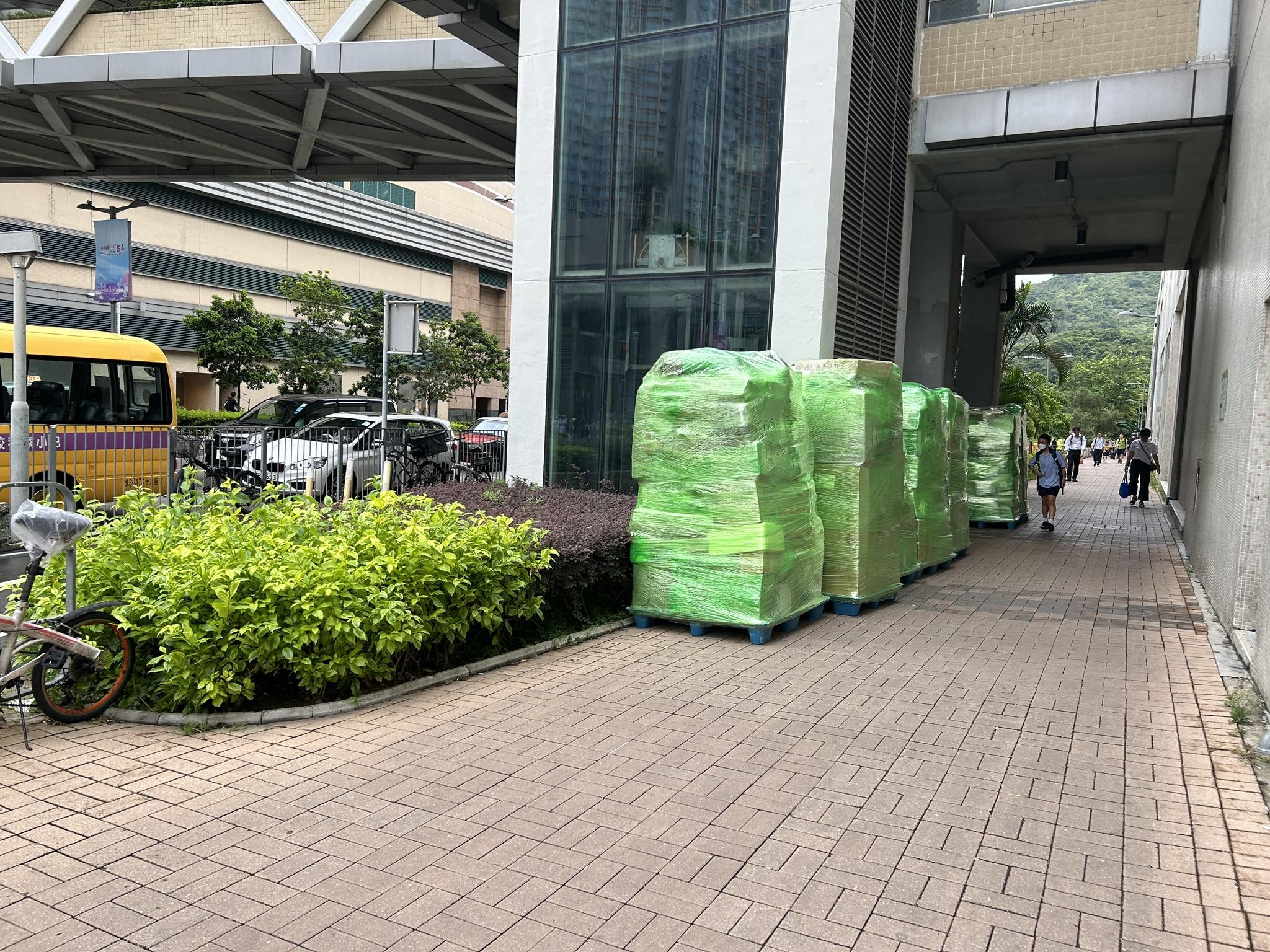 拼多多｜將軍澳自提點貨物當街擺放