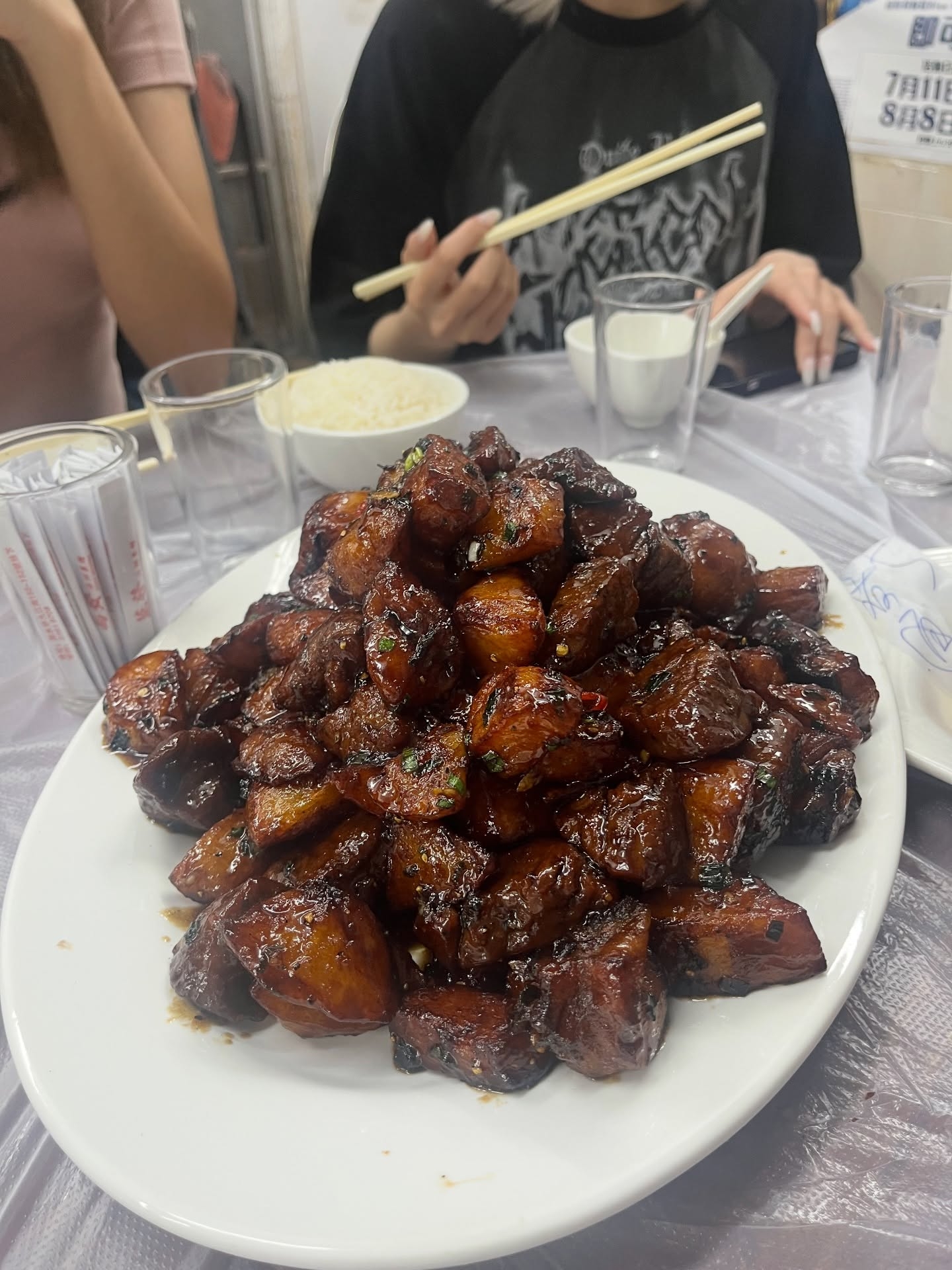 從帖文中的相片可見，該店的黑椒薯仔牛柳粒中，薯仔粒堆積如山，而菜式表面只見到數顆牛柳粒。（Threads圖片／why__u_）