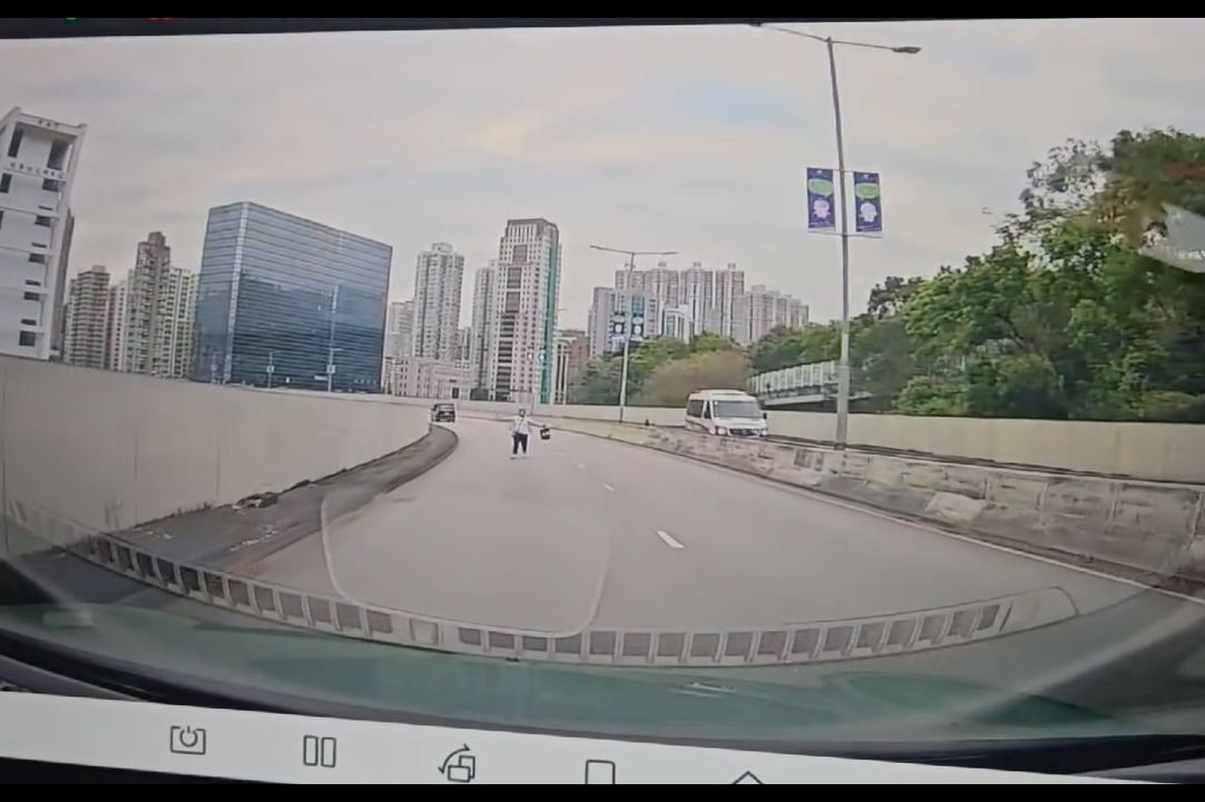 荃灣大河道天橋頂女子亂跑疑碰瓷，警察落車「成功追截」。