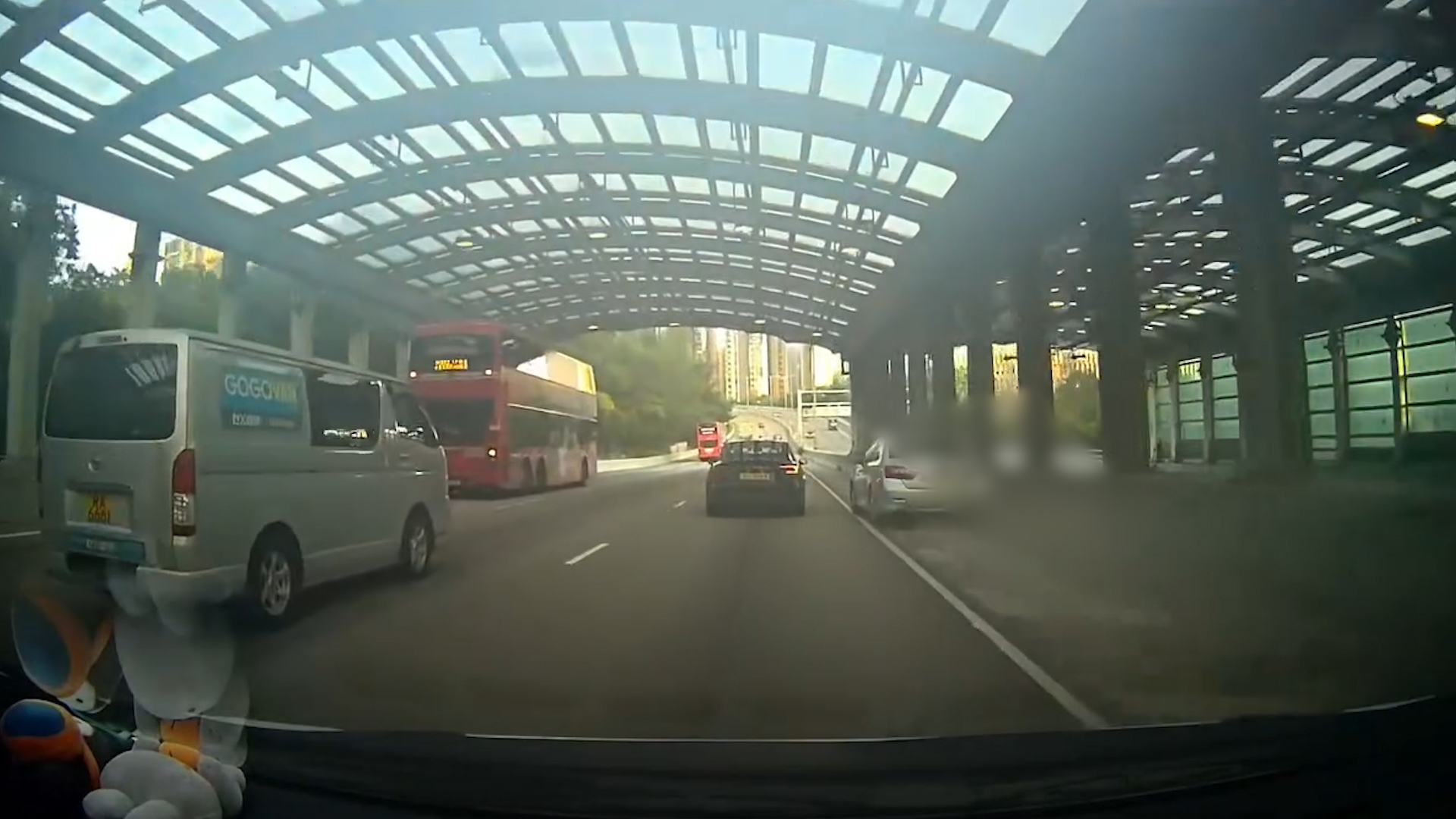 車Cam直擊｜屯門公路私家車狂飆　飛石擊中擋風玻璃　車主：差啲畀佢謀殺