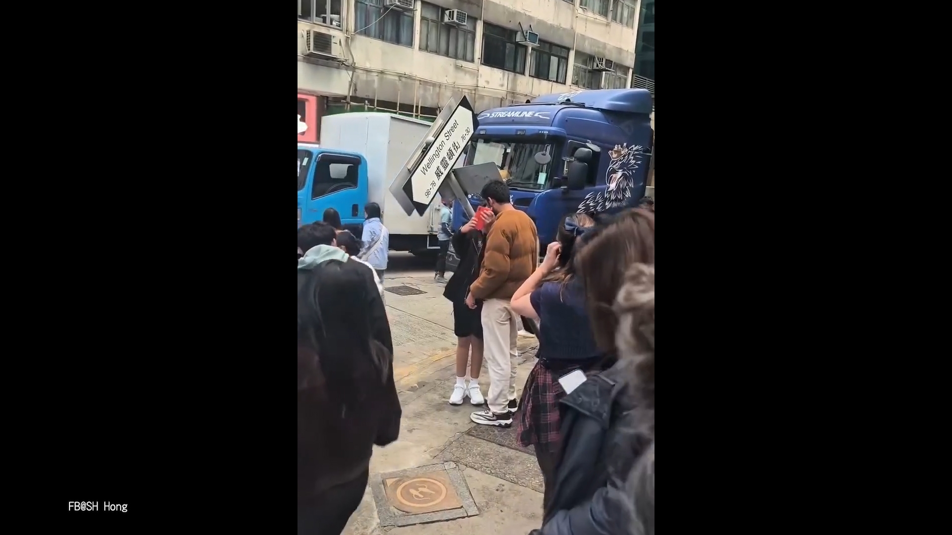 中環大車入窄路撞歪路牌惹街坊拍照　網民嘲變「全新打卡景點」