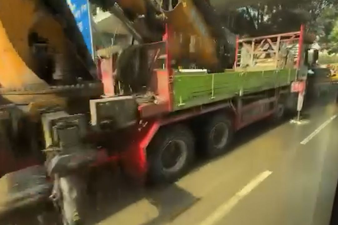 青衣警署正門前爆水管，泥水淹行人路及馬路。(現場影片截圖)