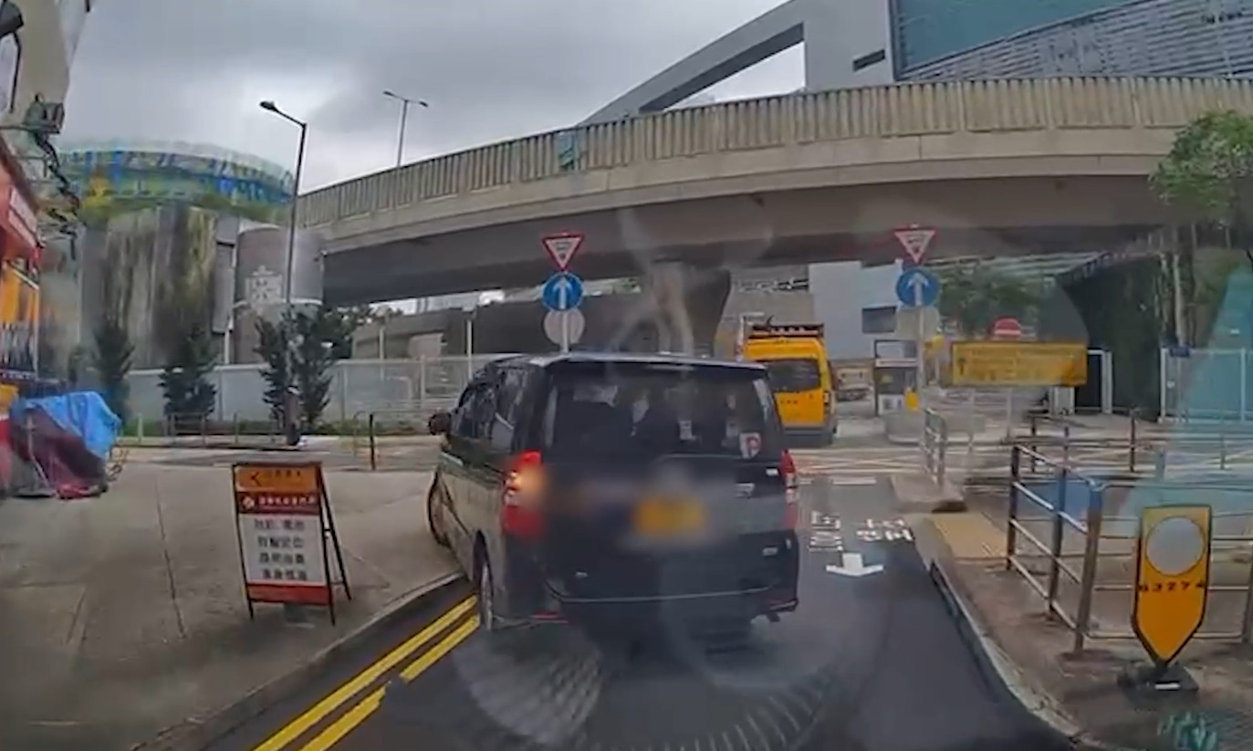 東張報料｜九龍灣P牌司機公然鏟上行人路掉頭　片主憂意外發生