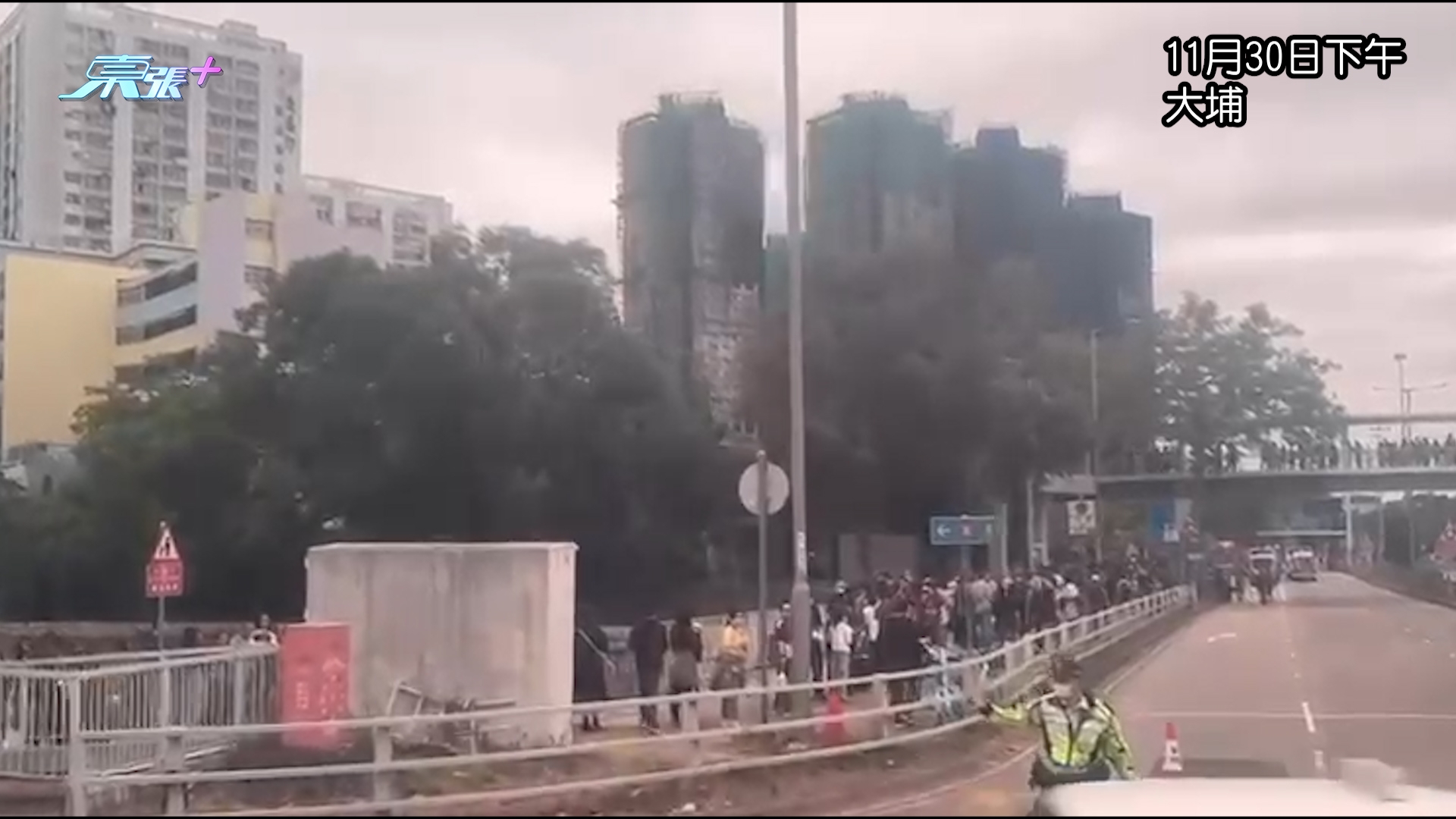 大埔宏福苑五級火｜東張+現場直擊　大埔弔唁處多人獻花　人龍排近大埔超級城