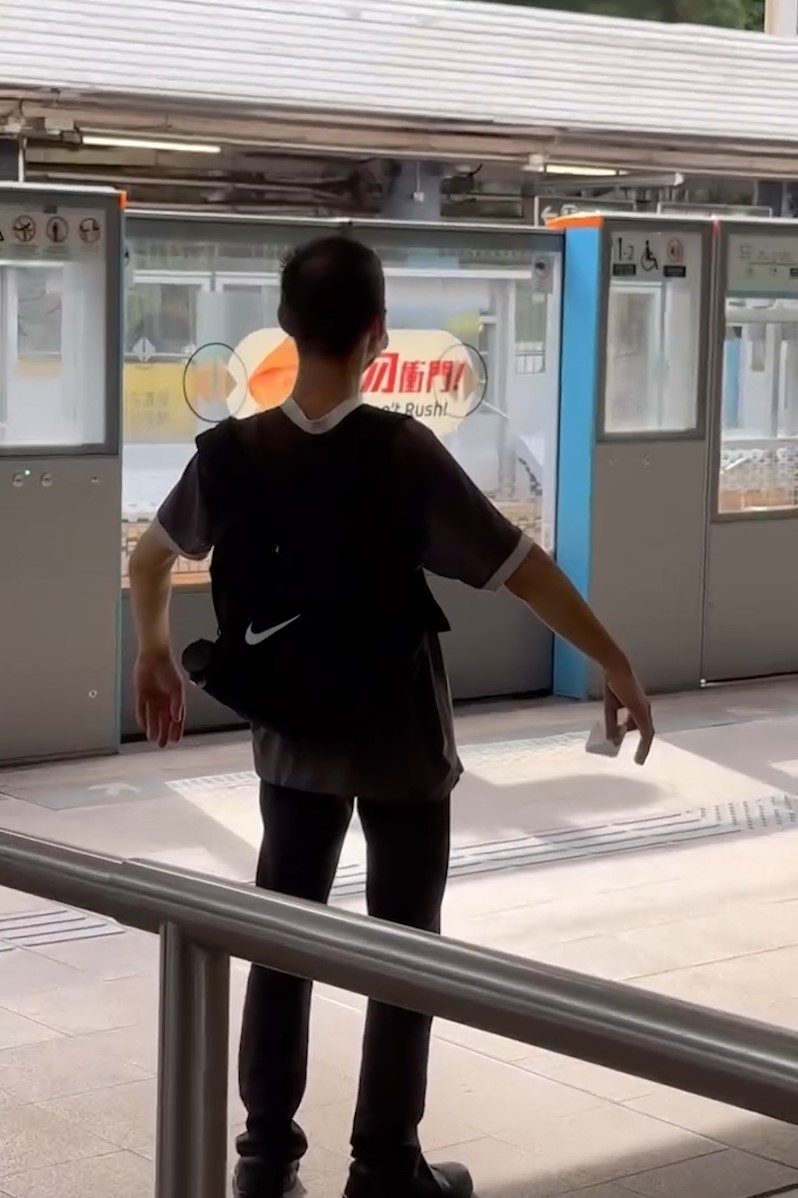 九龍塘港鐵站內驚現「真人NPC」　網民笑稱網絡出事　原來Lag機有原因