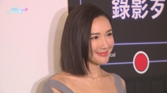 李施嬅出席新戲開鏡儀式 自爆幕前幕後一腳踢