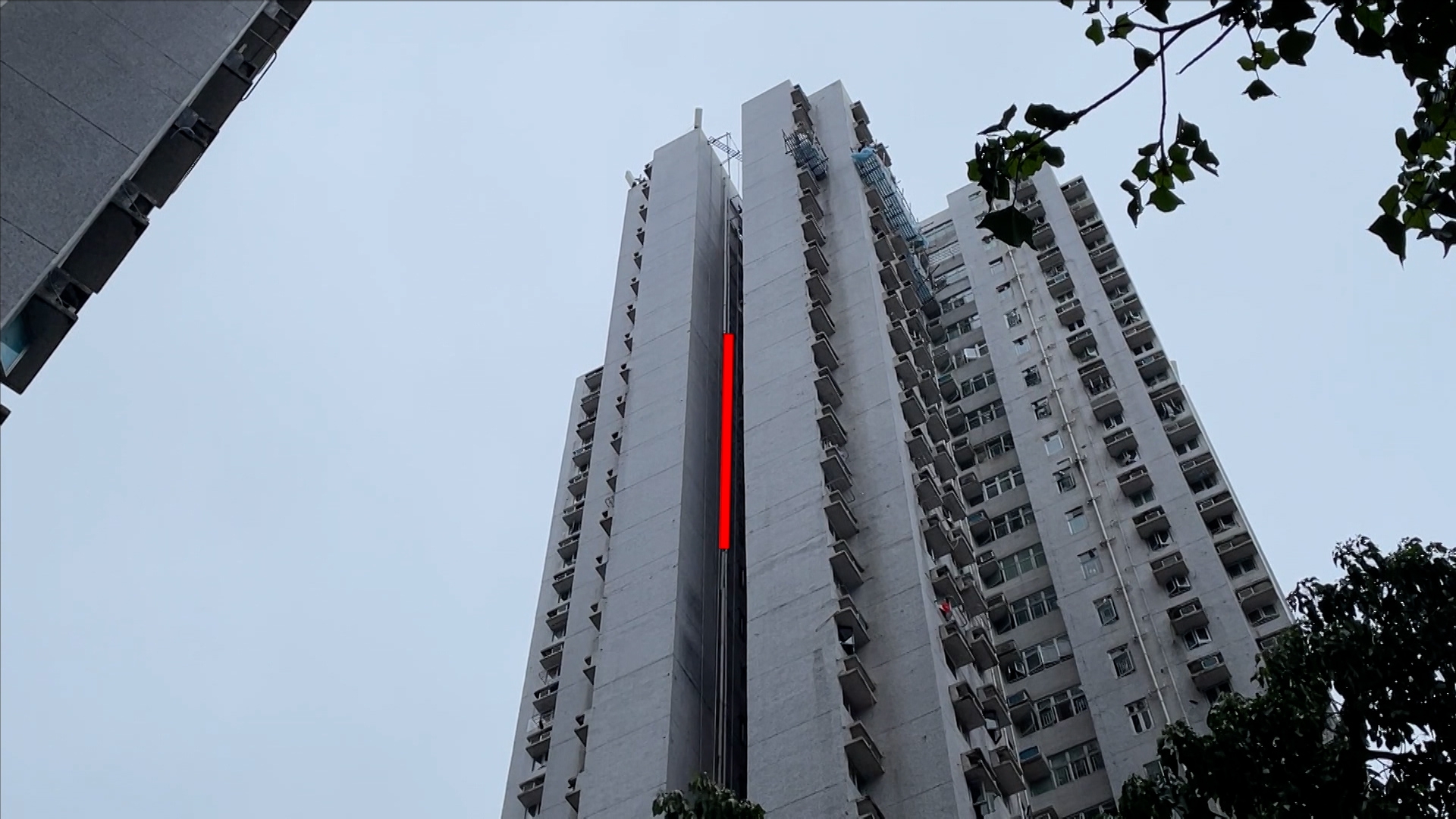 《東張西望》人員去到現場，發現停車場對開一幢樓宇的高層單位，外牆不見了好幾截水管，懷疑砸中車輛的水管就是從此處墜落。