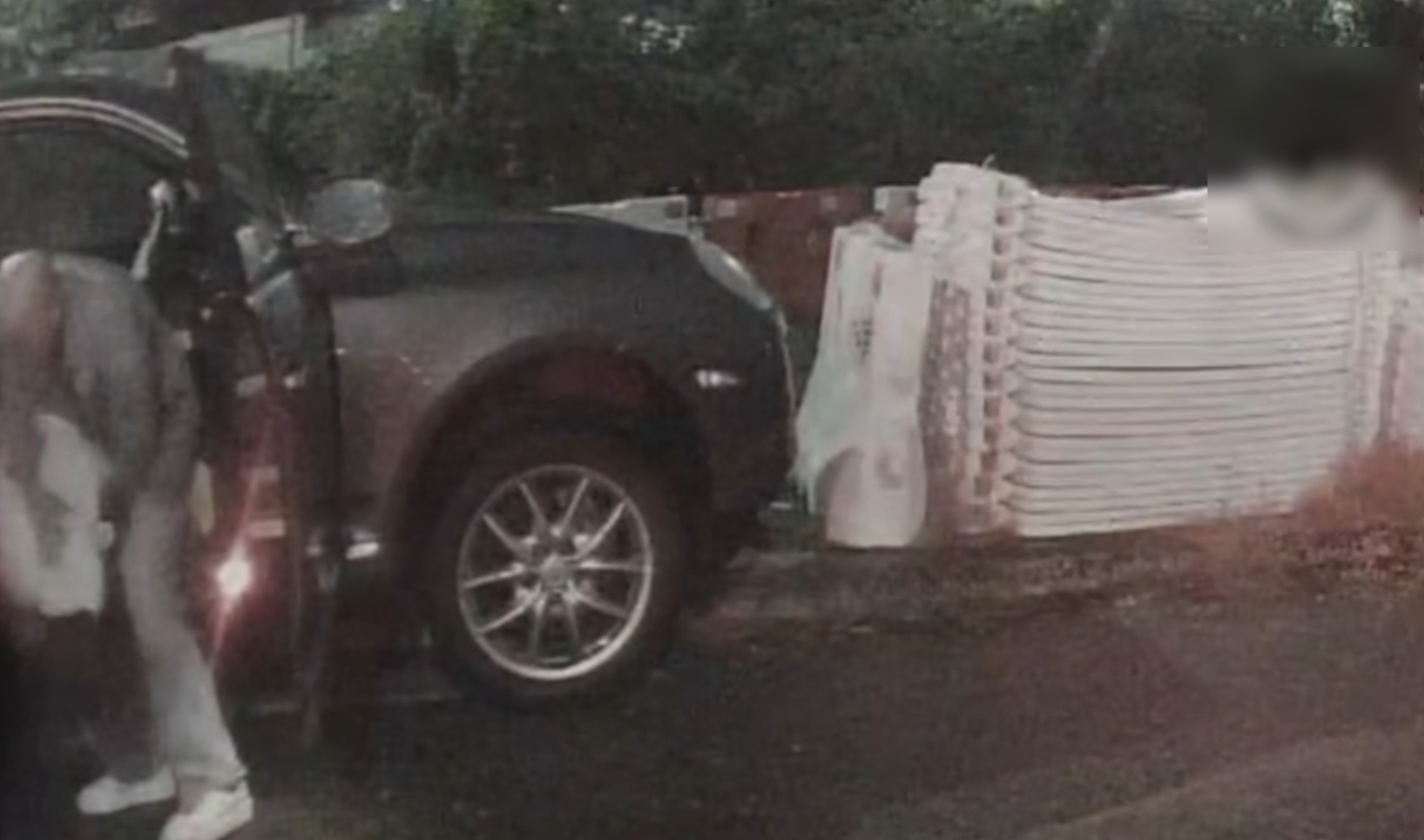 女方初時曾掙扎反抗，惟男子一度落車後再返回車內繼續施襲。其後女子疑似失去意識，半邊身垂出車外，毫無反應。