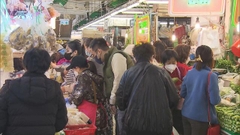 不少市民到街市買菜準備團年 有檔販指生意較去年增至少一成