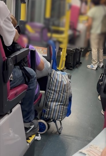 鄉音夫婦九巴拖喼上車被阻　爆粗大鬧仲塞輪椅位　車長一招化解獲讚