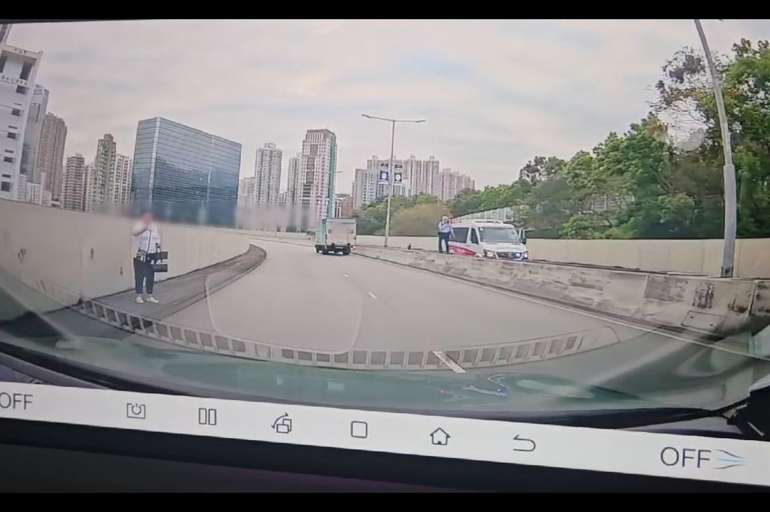 荃灣大河道天橋頂女子亂跑疑碰瓷，警察落車「成功追截」。