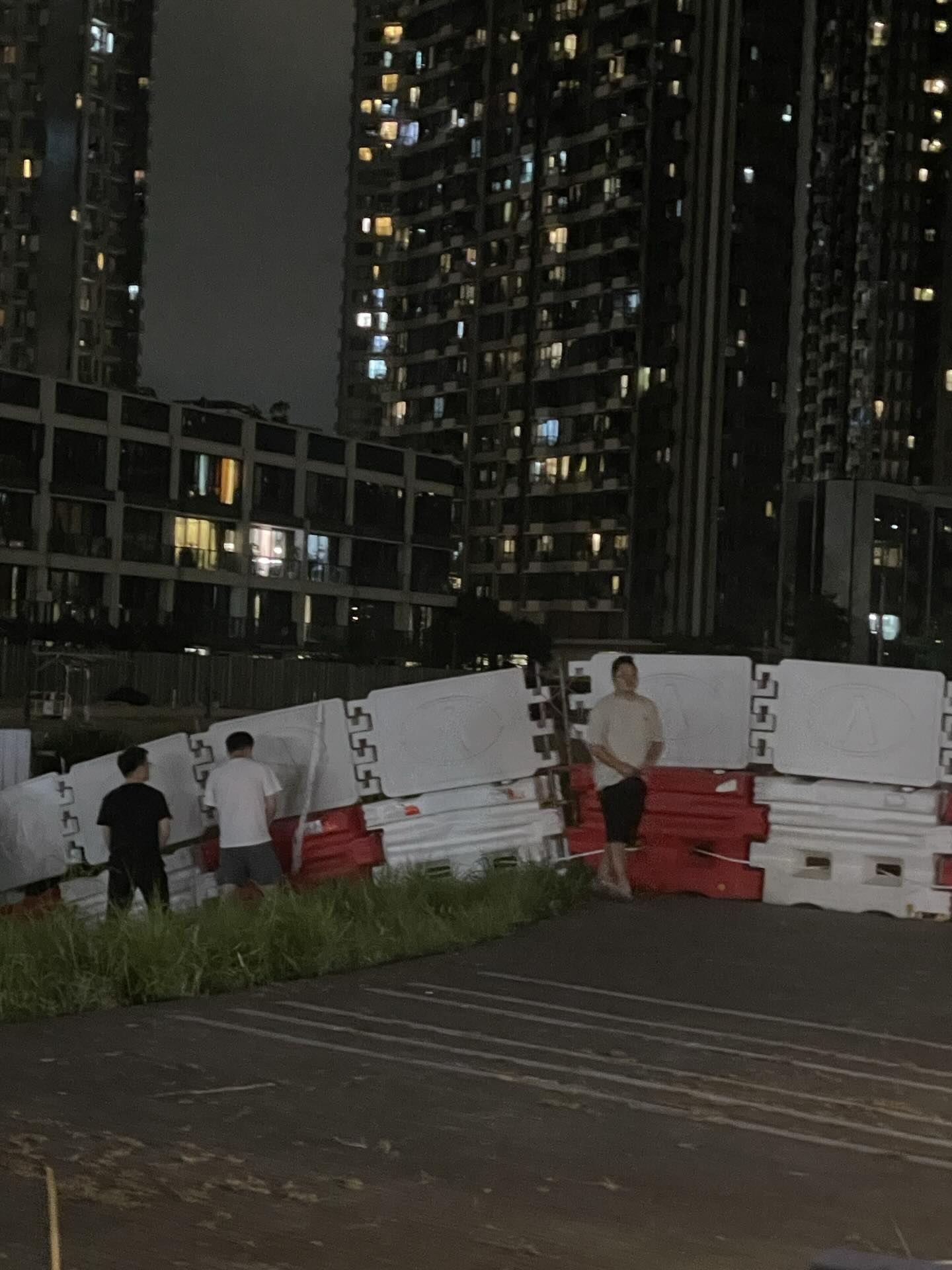 啟德4男有公廁唔去疑當眾小便　網民熱議：附近100米有廁所都唔去？